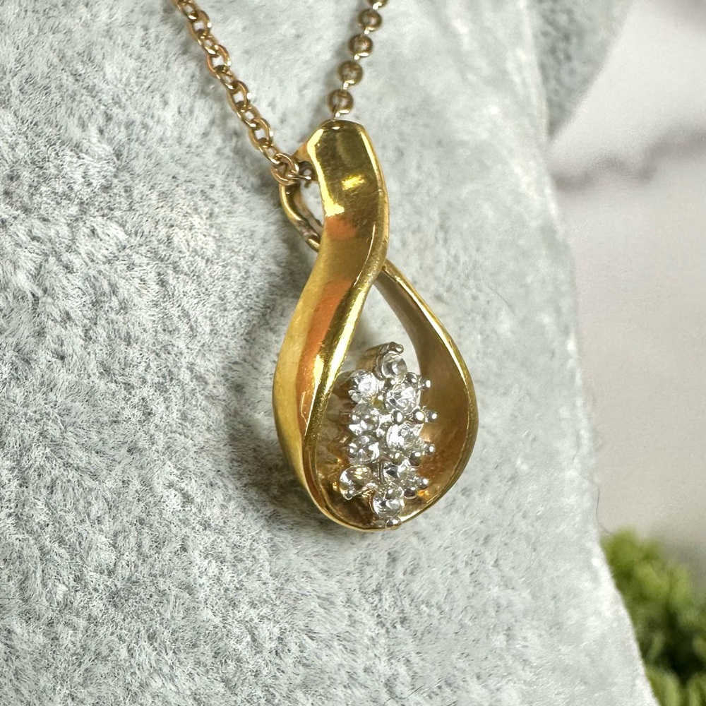 💛Vintage Avon Teardrop Pendant with Faux Diamonds on Delicate Chain